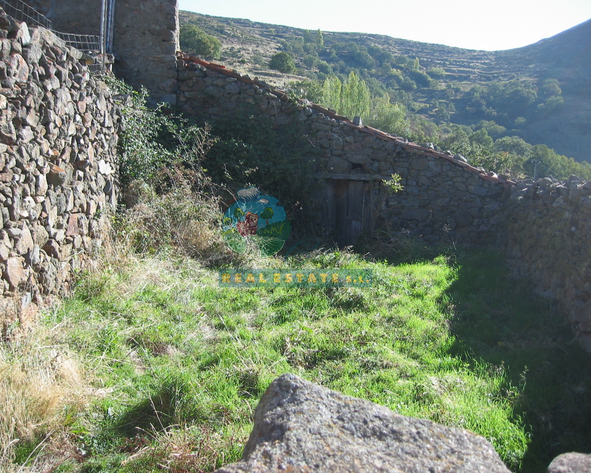 Cuadra y corral en Sierra de Gredos.