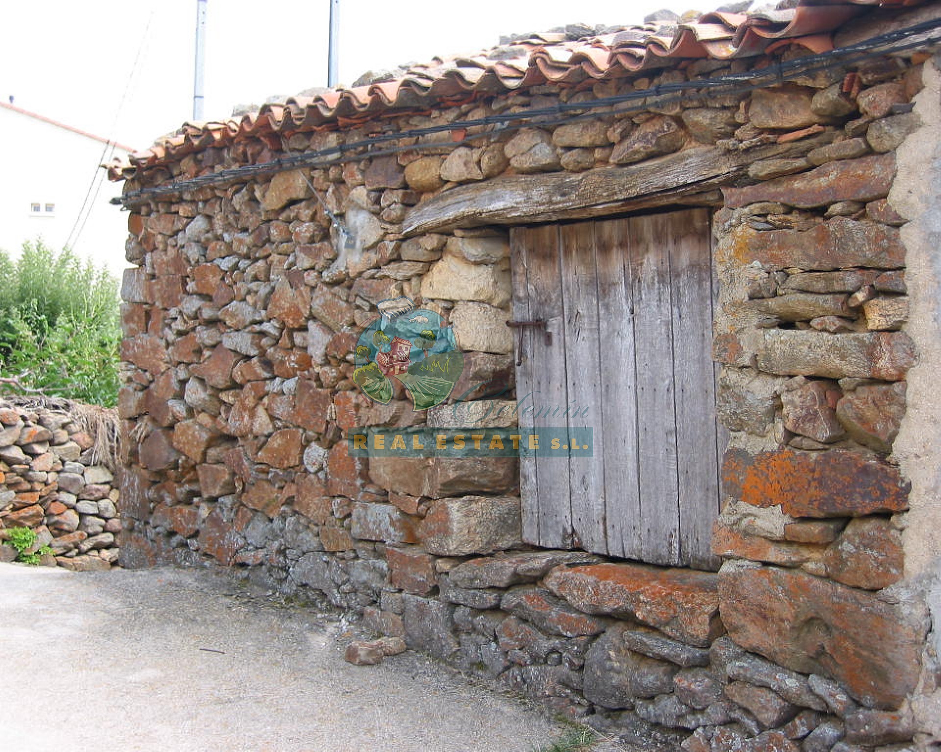Cuadra y corral con vistas en Sierra de Gredos.