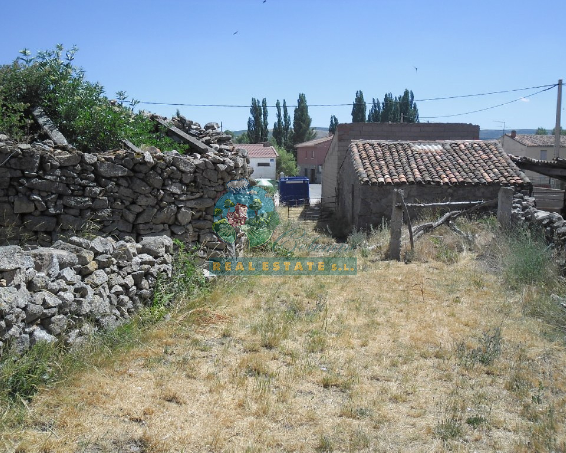Vivienda y patio en Sierra de Gredos.