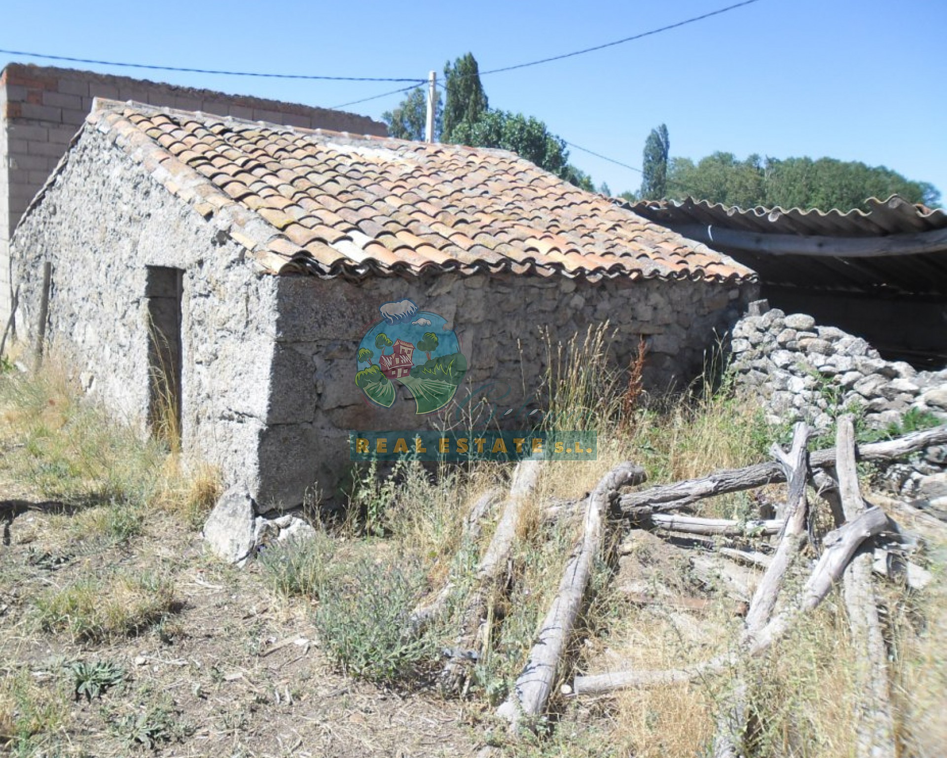 Vivienda y patio en Sierra de Gredos.
