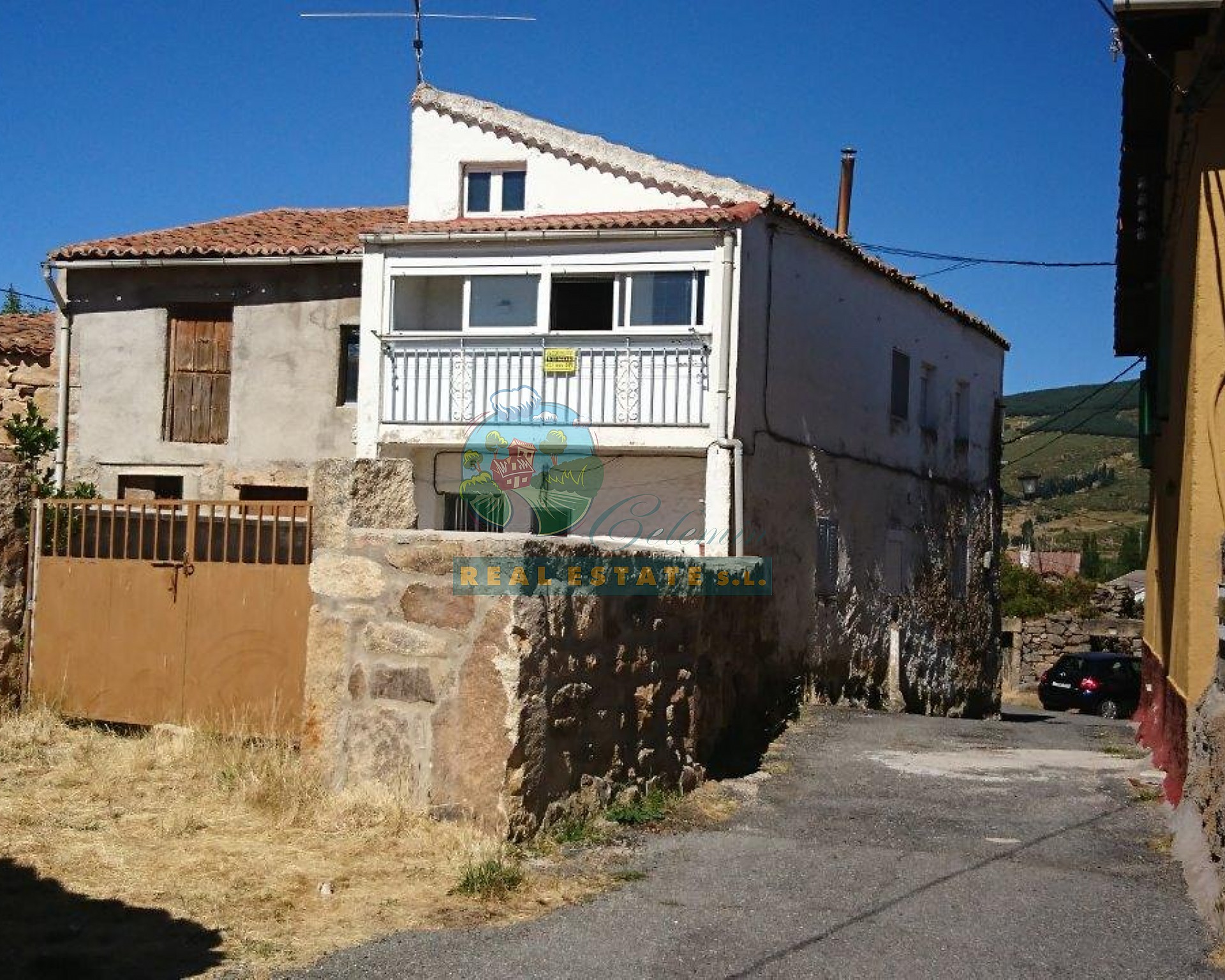 Casa y patio en Sierra de Gredos.