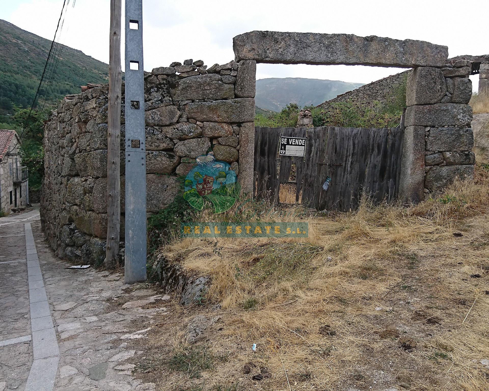 Cuadra en ruinas y vistas increíbles en Sierra de Gredos.
