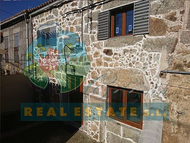 Detached house with garden, garage and view to Sierra de Gredos. 