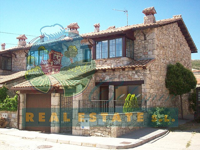 Terraced villa with yard in Sierra de Gredos.