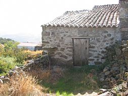 Cuadra y patio con vistas en Sierra de Gredos.