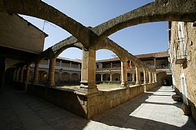 Claustro Convento Dominicas en Sierra de Gredos.