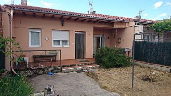 House with yard in Sierra de Gredos.