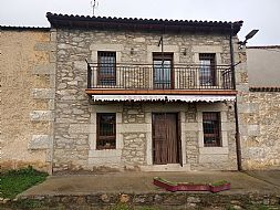House with yard in Sierra de Gredos.