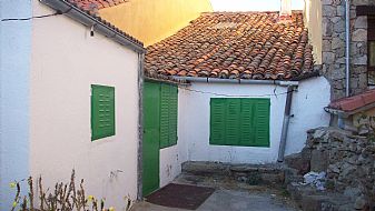 Casa de pueblo y patio en Sierra de Gredos.