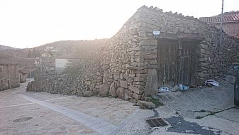 Village barn with yard in Sierra de Gredos.