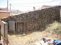 Casa rural y patio en Sierra de Gredos.