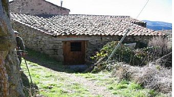 Ruined barn with yard & views in Sierra de Gredos.